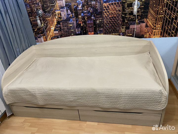 Кровать с матрасом 90 на 200