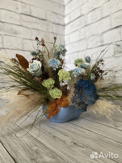 Интерьерная композиция из стабилизированных цветов