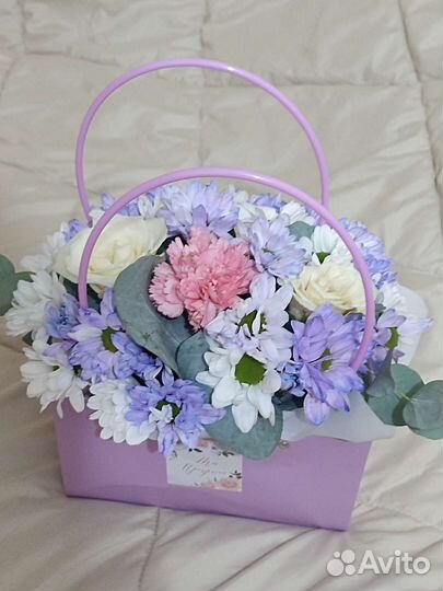 Сборные букеты из живых цветов в сумочках