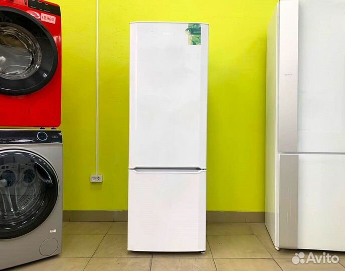 Холодильник узкий бу Beko. На гарантии