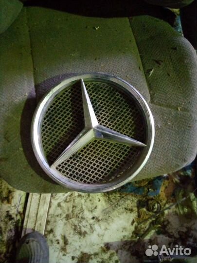 Знак на капот mercedes