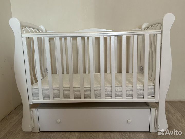 Детская кроватка с маятником