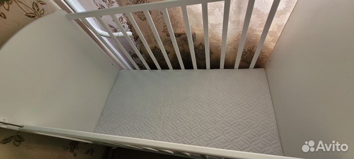 Детская кроватка с маятником