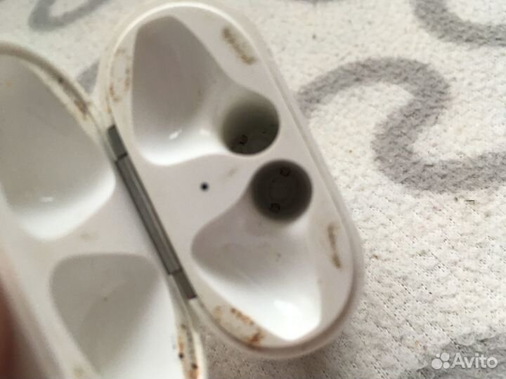 AirPods, кейс для зарядки наушников
