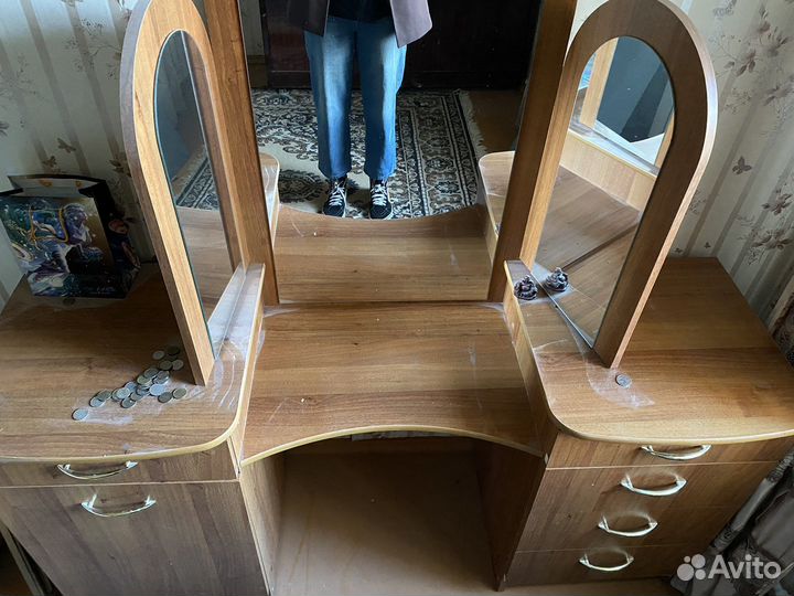 Туалетный столик с зеркалом