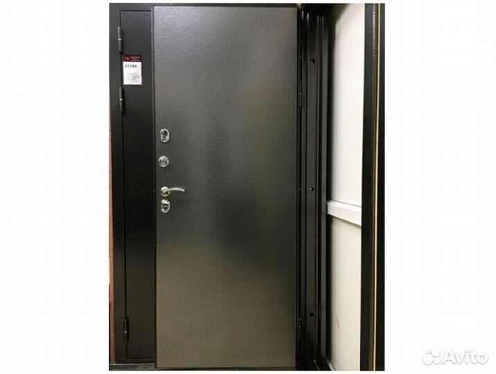 Входная дверь Marcus с зеркалом