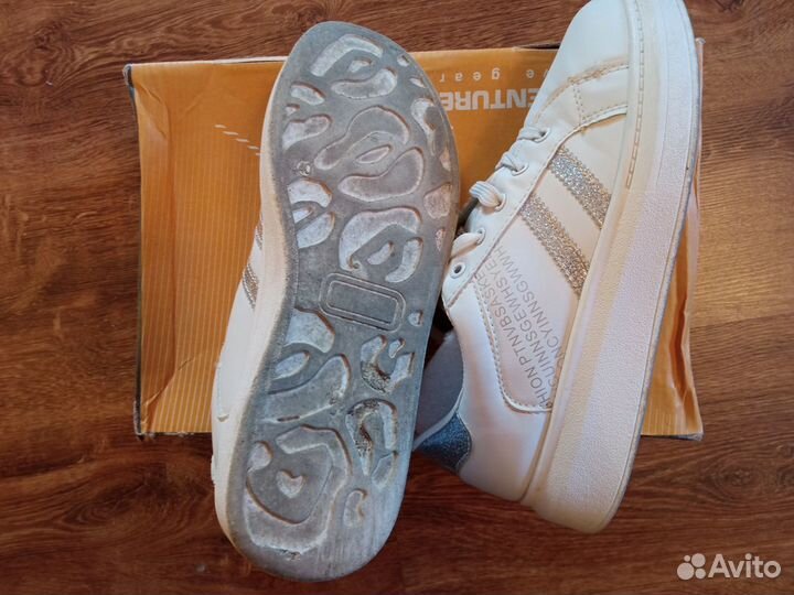 Кросовки женские, белые