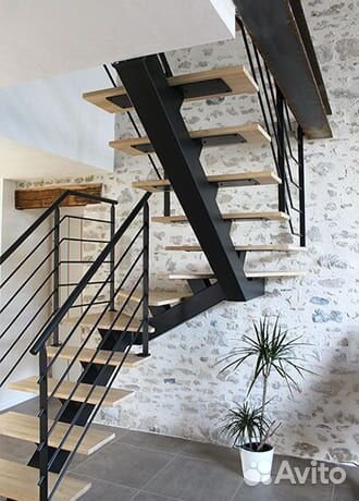Металлическая лестница закрытого типа на монокосоу
