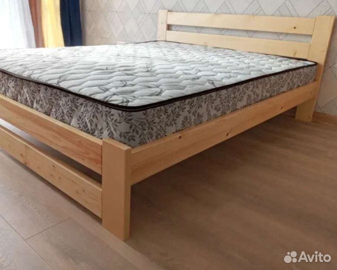 Кровать деревянная