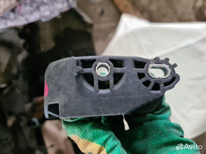 Кронштейн троса кпп Renault Fluence седан M4R 2011