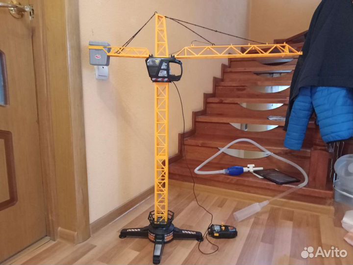 Игрушечный кран