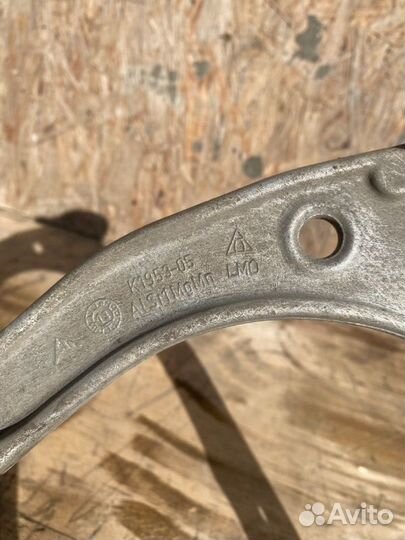 Рычаг передний верхний Volkswagen Touareg