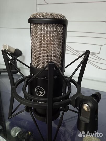 Студийный конденсаторный микрофон AKG P220