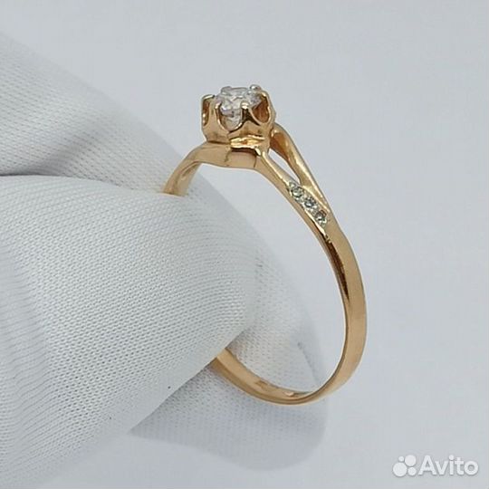 Кольцо с природным камнем Золото