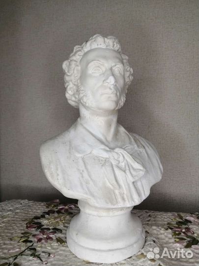 Старинный бюст Пушкина