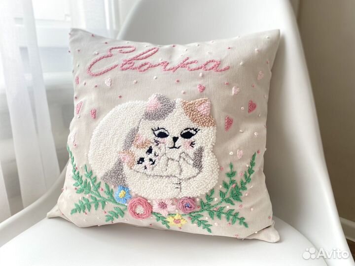 Декоративная подушка с именем ковровая вышивка