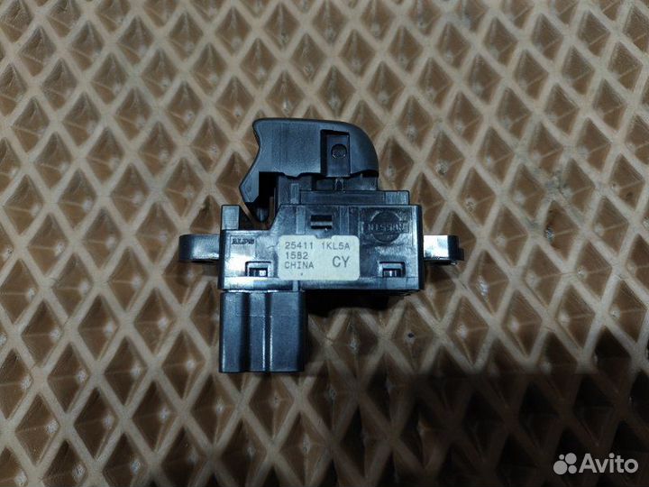 Кнопка стеклоподьемника передняя правая Nissan