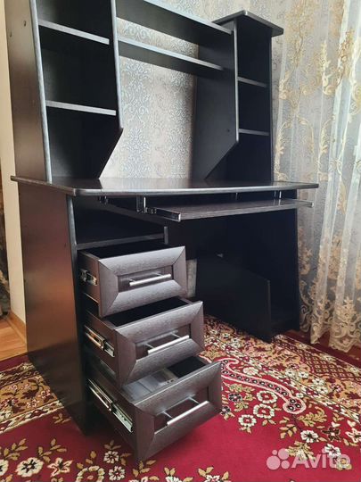 Компьютерный стол и кресло