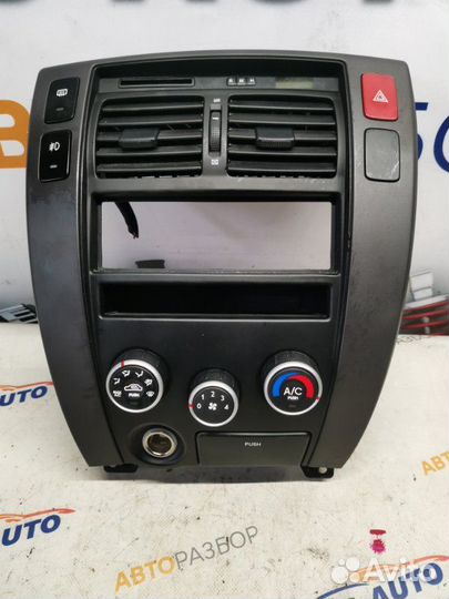 Консоль магнитофона передний Hyundai Tucson JM 2.0