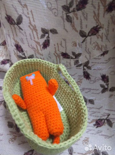 Вязанные игрушки в корзинке