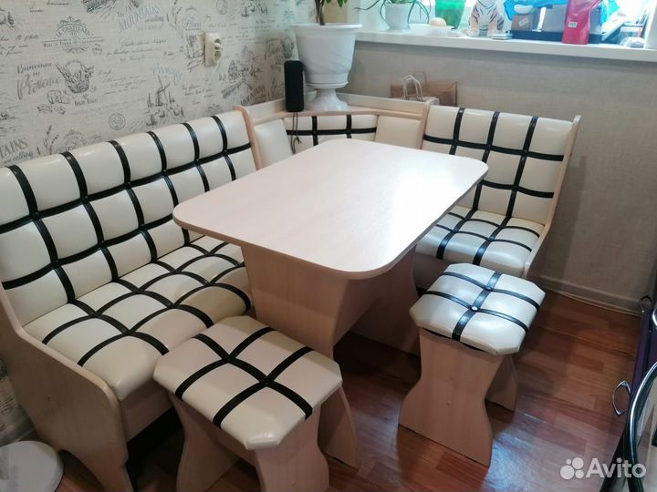 Кухонный уголок со столом и стульями бу