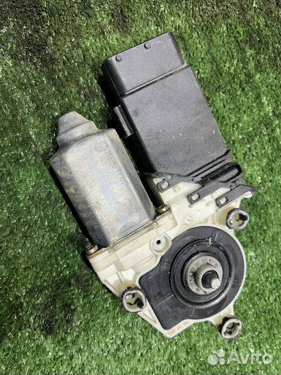 Моторчик стеклоподьемника левый Golf 4