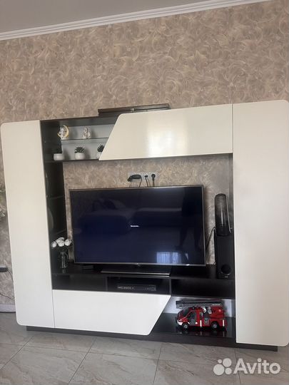 Полка под телевизор настенная