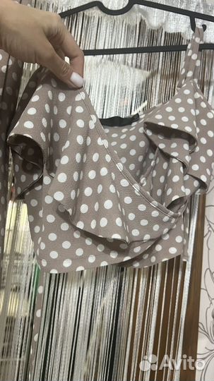 Костюм с запахом в горошек