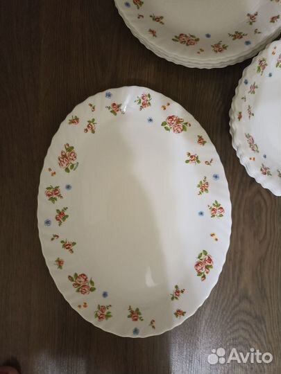Набор тарелок и салатников
