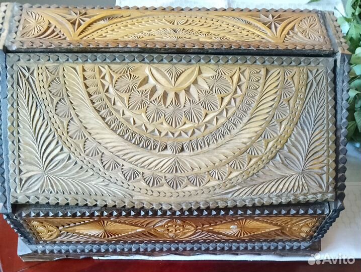 Сундучок резной деревянный