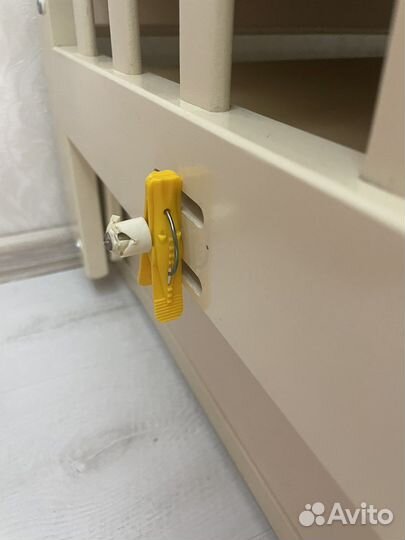 Детская кроватка с поперечным маятником и ящиком