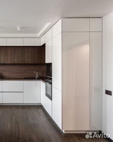 Кухня белая с деревом