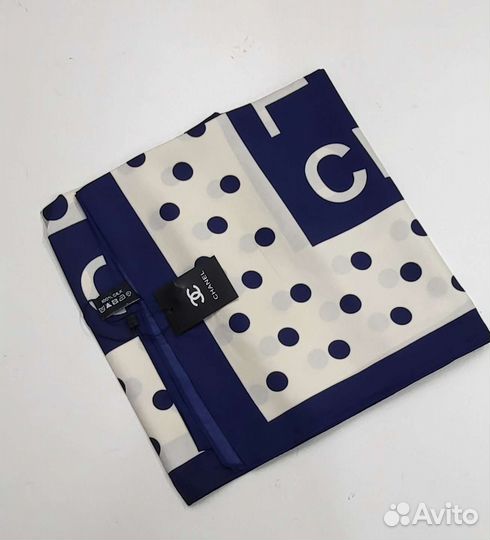 Плплаток Chanel Состав: шелк 100Размер: 90 см