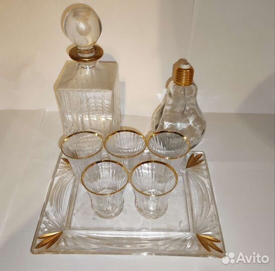 Хрустальные рюмки с графином на подставке
