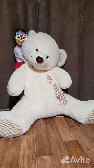 Большой плюшевый медведь