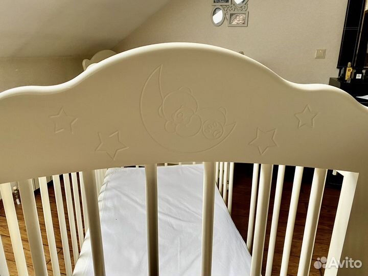 Детская кроватка с маятником и ящиком