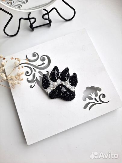 Брошь лапка