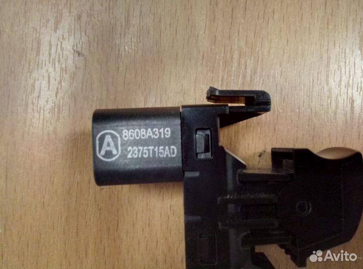 Кнопка стеклоподьемников Mitsubishi 8608A319