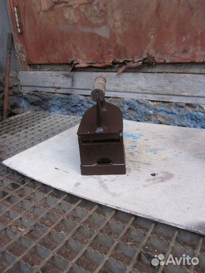 Утюг старинный угольный