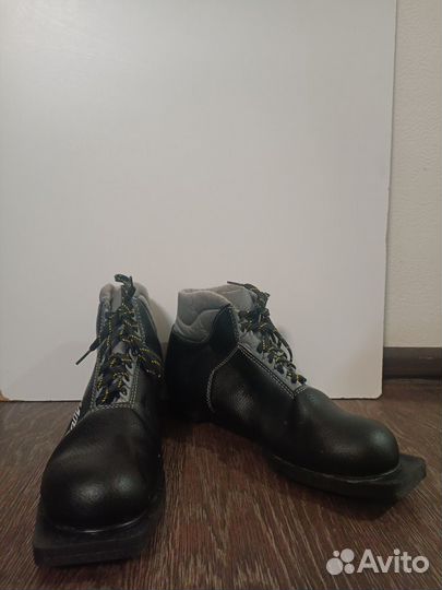 Продам лыжные ботинки 43 р и 37р