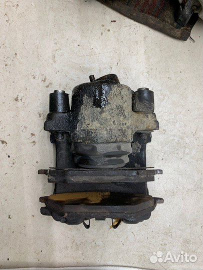 Суппорт передний правый Volkswagen Golf 5 хейтчбек