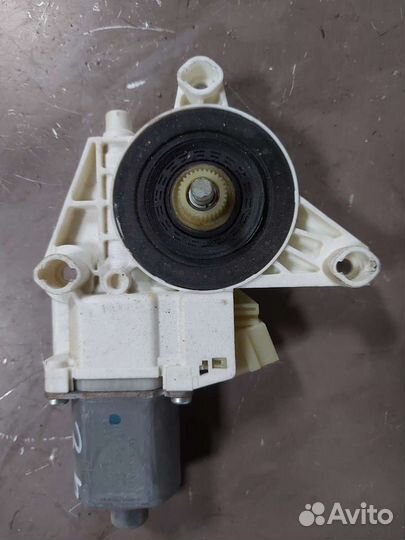 Мотор стеклоподъёмника задний правый на Mercedes M