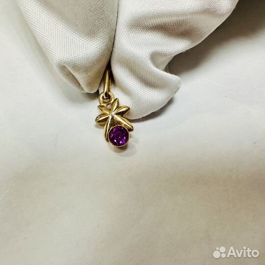 Золотая подвеска с камнем