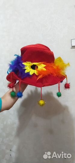 Шляпа с перьями и помпонами