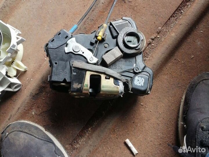 Замок передний правый тойота королла 120