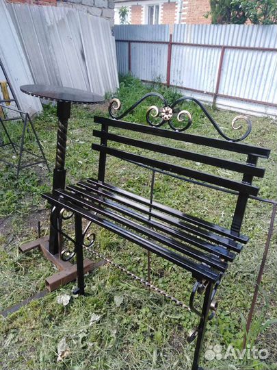 Столик и лавочка на кладбище