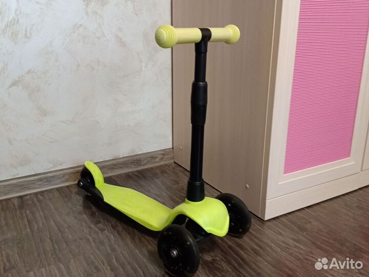 Самокат трехколесный со светящимися колесами
