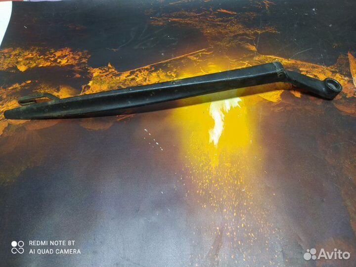 Поводок стеклоочистителя правый LADA Priora