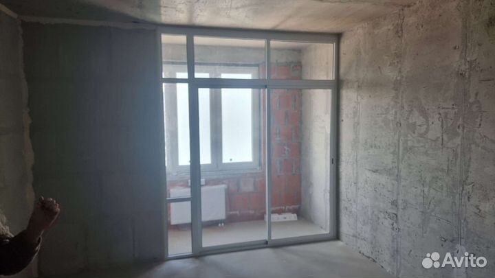 Перегородка стеклянная с дверью сдвижной