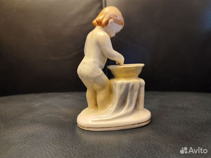 Фарфоровая фигурка-Девочка с тазиком,10см. лфз